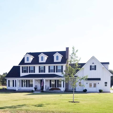 Farmhouse Exterior Colors, Farmhouse Exterior Design, Black Shutters, Casas Coloniales, Modern Farmhouse Design, Modern Farmhouse Exterior, White Farmhouse, Farmhouse Exterior, Dream House Exterior