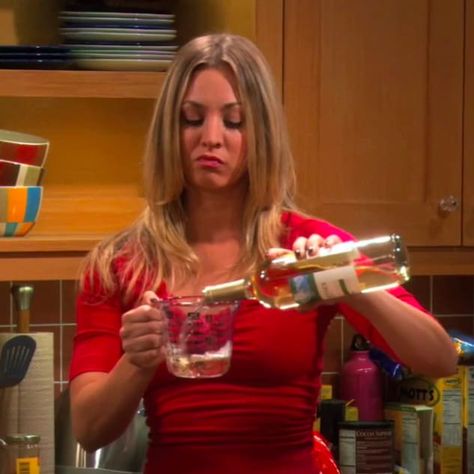 Kaley Cuoco Just Proved That She And Penny From "The Big Bang Theory" Are Basically The Same Person Klasik Hollywood, Big Bang Theory Penny, The Big Band Theory, The Bigbang Theory, Colorful Crop Tops, Here's The Thing, The Big Bang Theory, Kaley Cuoco, Big Band