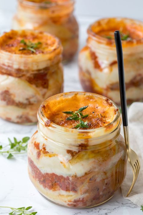 This Mason Jar Lasagna Recipe Is What Lunch Dreams Are Made Of | Brit + Co Mason Jar Lasagna, Mason Jar Picnic Food, Appetizers In Mason Jars, Individual Soup In A Jar, Low Calorie Mason Jar Meals, Meal In A Cup, Noodle Mason Jar Recipes, Rice Mason Jar Meals, Mason Jar Bread Recipes