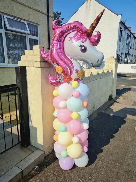 Unicorn Theme Balloon Decor, Unicorn Birthday Centerpieces Diy, Unicorn Balloon Column, Unicorn Birthday Balloons, Unicorn Backdrop Ideas, Unicorn Balloon Decorations, Unicorn Balloon Ideas, Unicorn Birthday Party Backdrop, Unicorn Party Balloons