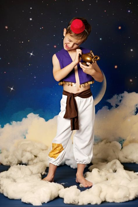 21 DIY Disney Costumes to Make Your Kid For Halloween This Year Aladdin Aladdin Costume ($60) How to DIY this: red beanie or Solo cup with string, purple vest, white sweats, brown belt, toy lamp Aladdin Costume Diy, Aladdin Genie Costume, Jasmine Diy, Aladdin Halloween, Diy Fantasia, Disney Costumes Diy, Aladdin Party, Aladdin Costume, Clever Costumes