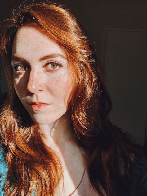 sunny selfie of actor and artist Bailey colors Natural Red Hair Brown Eyes, Brown Eyes Copper Hair, Ginger Brown Eyes, Ginger Hair Brown Eyes, Copper Hair Brown Eyes, Auburn Hair Brown Eyes, Red Hair Brown Eyes, Hazel Brown Eyes, Care Haircut