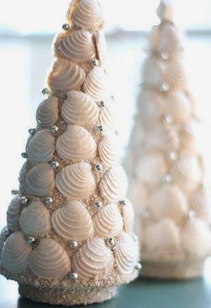 Sand covered seashell cone Christmas tree. Seashell Trees, Shell Trees, Seashell Tree, Seaside Christmas, Shell Tree, Decor Marin, Seashell Christmas, Christmas Beach, Seashell Projects