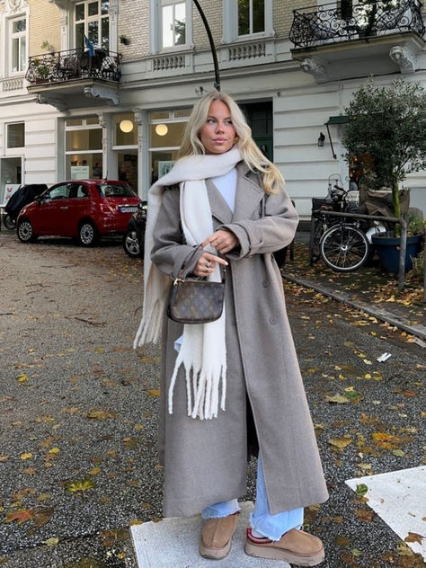 Elevate your fall/winter wardrobe with our Thick Chunky Winter Tassel Scarf, a statement accessory designed to keep you warm and stylish during the coldest months.   #autumn #fall #winterfits #autumnoutfits #chunkyscarf #inspo #aesthetic #cleangirl #celebstyle #mollymae #cozystyle Sweats And Coat Outfit, Switzerland Outfit Fall, Winter Hats Outfit, White Dress Outfit Winter, Christmas Market Outfit Winter, Winter Outfits With Scarves, Winter Headbands Outfit, Cozy Clothes Aesthetic, Outfit With Hats For Women