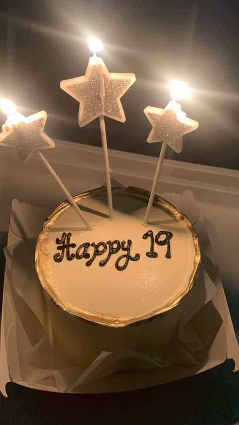 19 Cake Birthday, Cute Birthday Cake Ideas, Nineteen Birthday, Happy 19 Birthday To Me, Jokes About Marriage, 34 Birthday, 17 Doğum Günü, Cute Birthday Cake, Birthday Cake Designs