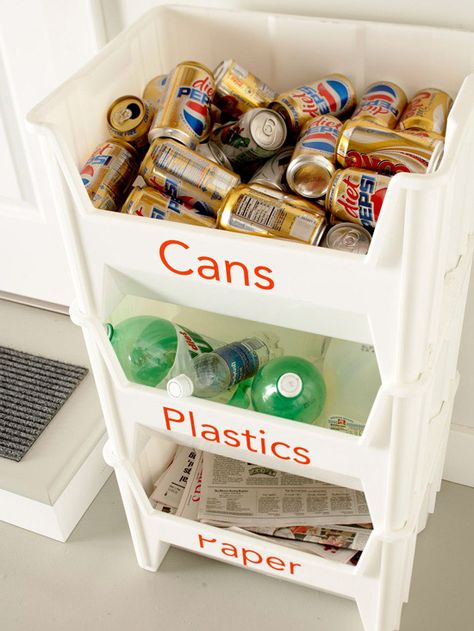 Stack Up Recycle Bins - I think this might work for cans, glass and paper, plastic milk jugs and such are so big they'd probably need there own bin - anyone else notice that they're recycling unopened cans in the photo?? Family Organization Station, Koti Diy, Recycling Station, Organization Station, Recycling Center, Family Organizer, Garage Organization, Recycling Bins, Clever Diy