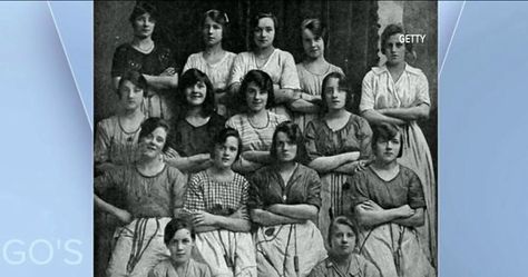 There’s a Ghost Among These Women. Do You See It? Creepy Old Pictures, Creepy Vintage Photos, Best Glute Exercises, Images Terrifiantes, Paranormal Photos, Ghost Sightings, Real Haunted Houses, Haunting Photos, Creepy Vintage