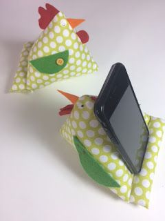 Sew What? by Debbie Shore: Easter chick phone holder video tutorial. Chicken Cell Phone Holder, Iphone Holder Phone Stand, Cell Phone Holder Diy, Diy Ipad Stand, Debbie Shore, Chicken Crafts, Ipad Holder, Diy Holder, Ipad Stand