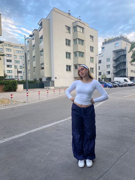 Cute Outfits With Parachute Pants, Low Rise Parachute Pants Outfit, Outfit Ideas Blue Pants, What To Pair With Parachute Pants, Loose Fit Parachute Pants, Parachute Pants With Hoodie, Winter Parachute Pants Outfit, Wind Breaker Pants Outfits, Parachute Pants Outfit 2000s