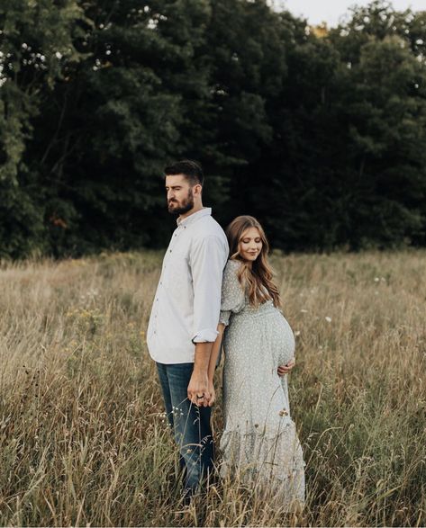 Maternity Outdoor Photography, Maternity Pictures Vintage, Maternity Pics Outside, Pregnant Outdoor Photography, Pregnate Photoshoot Outdoor, Parents To Be Photoshoot, Spring Outdoor Maternity Photos, Maternity Photos At Park, Couple Poses For Maternity Shoot