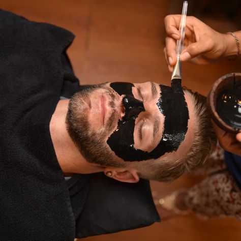 Facial Man, Facial For Men, Barber Tips, Mens Hair Salon, Men Spa, Men Facial, Face Wax, Face Mask For Pores, Spa Area