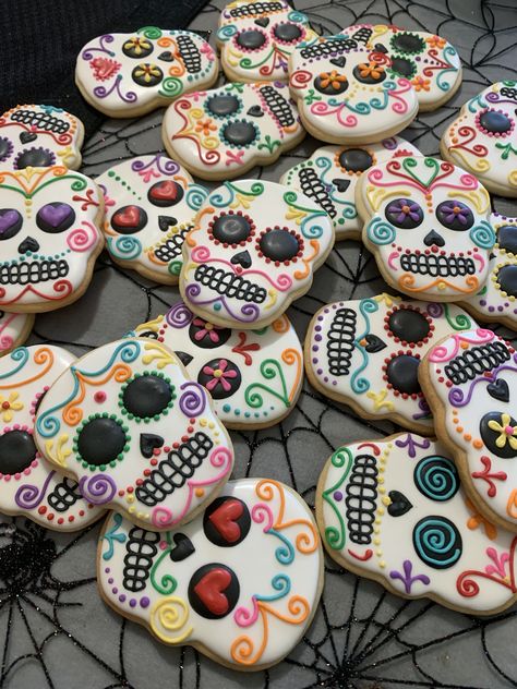 29th Birthday Cakes, Den Mrtvých, Halloween Sugar Cookies Decorated, Postres Halloween, Mexico Day Of The Dead, Skull Cookies, Skull Cake, Halloween Cookies Decorated, Birthday Cakes For Her