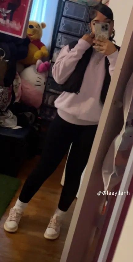 Leggings Streetwear Outfit, Fits With Grey Leggings, Leggings Outfit With Hoodie, Outfits With Gray Leggings, Cute Bummy Outfits For School Lazy Days, Grey Leggings Outfit Black Women, Outfit Ideas Black Leggings, Outfits With Grey Leggings, Simple Leggings Outfit