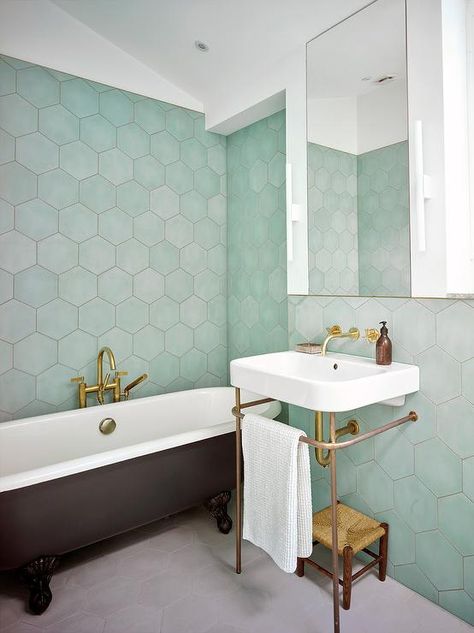 Contemporary bathroom boasting green hexagon wall tiles encompasses a black clawfoot bathtub paired with an antique brass floor mount tub filler. Green Hexagon Tile, Black Clawfoot Tub, Hexagon Tile Bathroom, Hexagonal Tiles, Green Tile Bathroom, Honeycomb Tile, Inspiration Bathroom, Hexagon Tile, Bad Inspiration