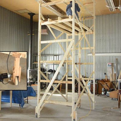 Extreme DIY: Matthias Wandel's Drill-Driven Motorized Scaffold Diy Scaffolding Ideas, Diy Scaffolding, Wood Scaffolding, Wooden Scaffolding, Scaffolding Design, Scaffolding Wood, Aluminium Scaffolding, Mid Century Remodel, Diy Ladder