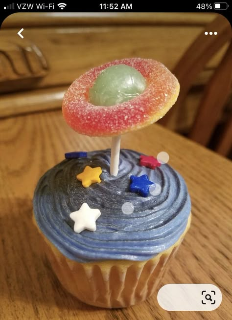 Space Themed Recipes, Saturn Cupcakes, Saturn Cookies, Space Birthday Cupcakes, Alien Themed Food, Space Cupcakes Birthday, Outer Space Cupcakes, Rocket Cupcakes, Space Themed Party Food