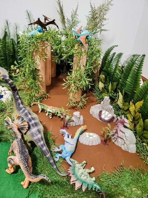 Dinosaur Diorama Ideas For Kids, Dinosaur Landscape Craft, Dinosaur Habitat Project, Dinosaur House Diy, Diy Dinosaur Play Table, Dinosaur Habitat Diy, Dinosaur World Diy, Dinosaur Doll House, Dinosaur Play Table