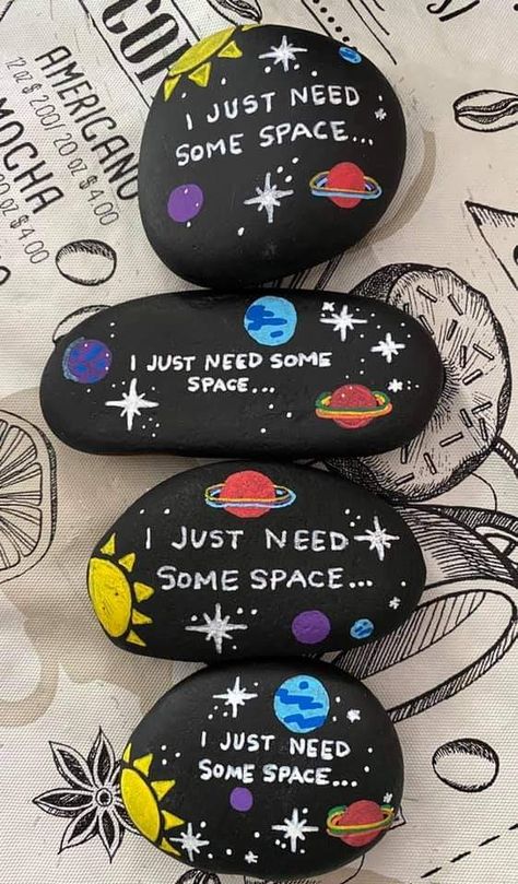 Black Painted Rocks Ideas, Kindness Rock Garden Ideas, Black Painted Rocks, Back To School Painted Rocks, Rock Painting Ideas Easy Funny, Positive Rock Painting Ideas, Painted Rocks Ideas Creative, Easy Things To Paint On Rocks, Cute Rock Painting Ideas Easy