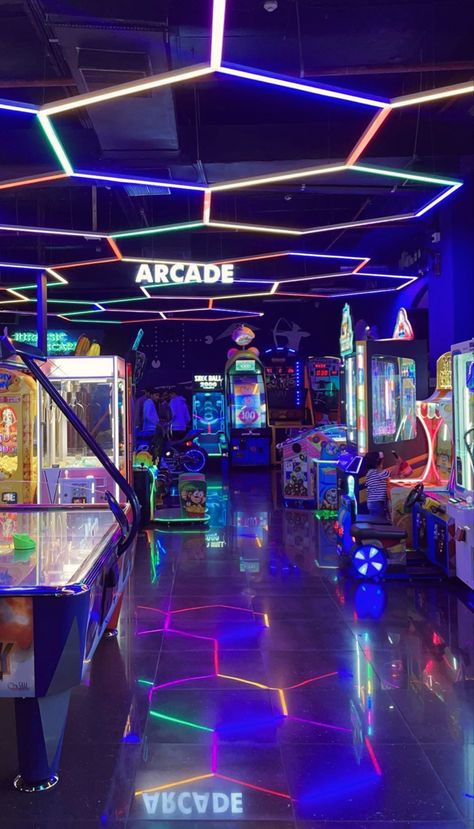 Arcade Aesthetic Room, Arcade In House, Arcade At Home, Arcade Bar Design, Arcade Room Aesthetic, Arcade Exterior, Neon Bar Aesthetic, Arcade Basement, Arcade Games Aesthetic