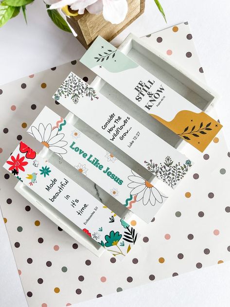 Christian Bookmarks Christian Bookmarks, Small Bookmark, Bible Cards, File Decoration Ideas, Diy Crafts Love, Bible Bookmark, Bible Doodling, Sunday School Crafts For Kids, Creative Bookmarks