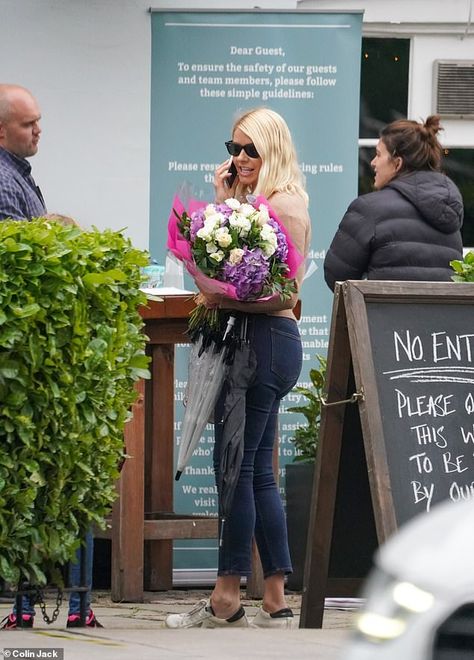 Holly Willoughby is chic as she enjoys a pub lunch with her family to mark end of lockdown | Daily Mail Online Louisa Lytton, Kym Marsh, Davina Mccall, Transparent Umbrella, Ankle Grazer Jeans, 4 Poster Beds, Phillip Schofield, Holly Willoughby, The Pub