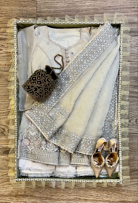 Wedding lehenga dala Dala For Bride, Wedding Dala Exchange, Dress Trousseau Packing, Shagun Decoration Wedding Ideas, Wedding Dress Gift Packing Ideas, Dulhan Clothes Packing, Dress Wrapping Ideas For Gift, Dala Ideas Wedding, Dresses Packing Ideas For Wedding