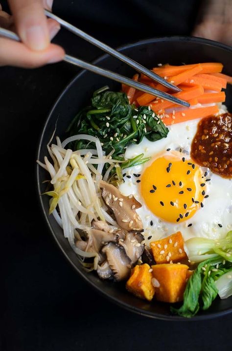 Korean bibimbap recipe Bibimbap Vegetarian, Bibimbap Sauce, Bibimbap Bowl, Korean Bibimbap, Bibimbap Recipe, Sushi Style, Bamboo Extract, Buddha Bowls, Korean Recipes