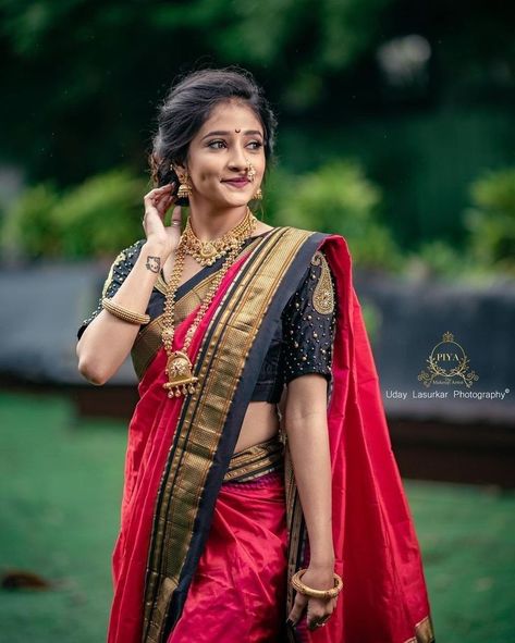 Wedding Sadi Photo, Saree Poses For Model, Marathi Sadi Pose, Single Saree Poses, Bride Poses Indian Wedding In Saree, Single Girl Posing, Sadi Poses Photo Shoot At Home, Sadi Poses Photo Shoot, Saree Shoot Photography