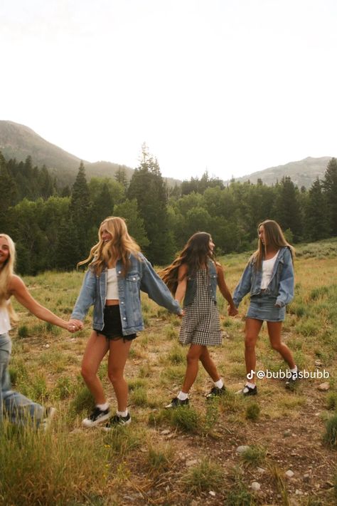 Friend Group Photoshoot Ideas, Sorority Photoshoot Ideas, Senior Pictures With Friends, Colorado Photoshoot, Friend Senior Pictures, Field Pics, Homecoming Pics, Sorority Photoshoot, Hoco Poses