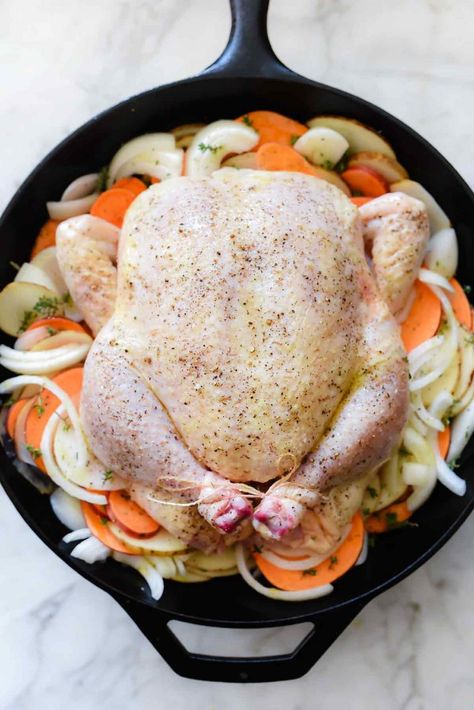 Chicken Cast Iron Skillet, Skillet Roasted Chicken, Cook Whole Chicken, Cast Iron Chicken Recipes, Cast Iron Recipes Dinner, Roasted Chicken With Potatoes, Cast Iron Skillet Recipes Dinner, Whole Baked Chicken, Cast Iron Skillet Cooking