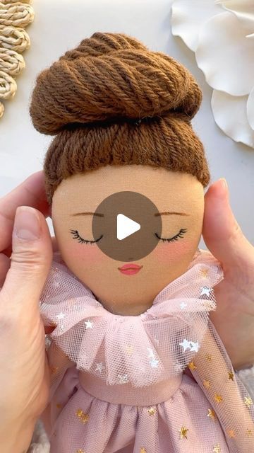 How To Make Doll Hair, Fabric Doll Patterns Free Printable, Doll Hair Tutorial, Rag Doll Hair, Handmade Dolls Patterns, Diy Dolls Making, Doll Hairstyles, How To Make Doll, Diy Doll Hair