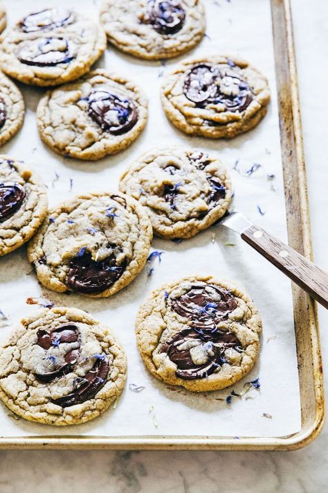 Earl Grey Chocolate, Earl Grey Cookies, Classic Chocolate Chip Cookies Recipe, Classic Chocolate Chip Cookies, Flavor Combos, Thanksgiving 2020, White Chocolate Cookies, Tea Cookies, Grey Tea