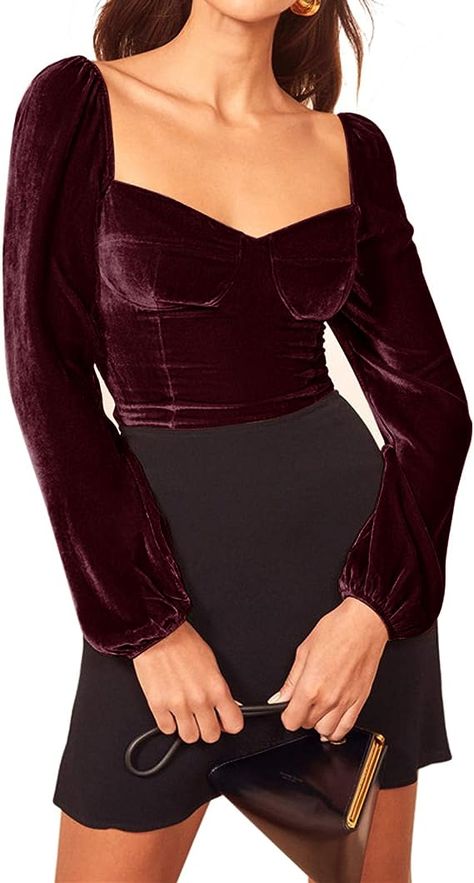 Velvet vintage top, square neckline. Dynasty Outfits, Sari Dress, Velvet Crop Top, Vintage Crop Tops, Velvet Blouses, Formal Dresses Short, Fancy Blouses, Tops Blouse, Lovely Tops