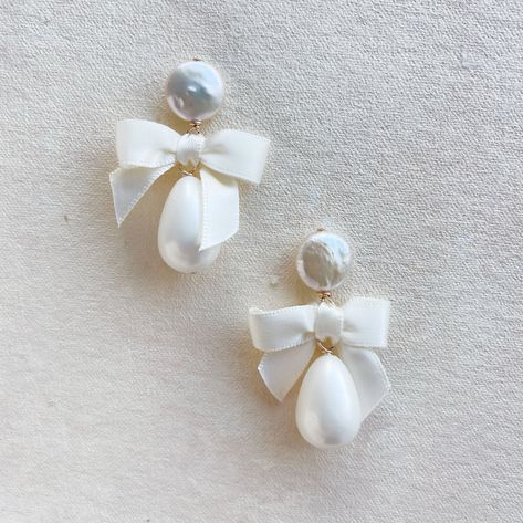 Pearl and Bow Earrings – Kate and Mari Jewelry Pearl Bridal Shower, Heart Stuff, Beautiful Butterfly Photography, Bride Outfits, Wedding Shoes Bride, Fancy Jewellery Designs, Mini Bow, Mini Earrings, Prom Jewelry