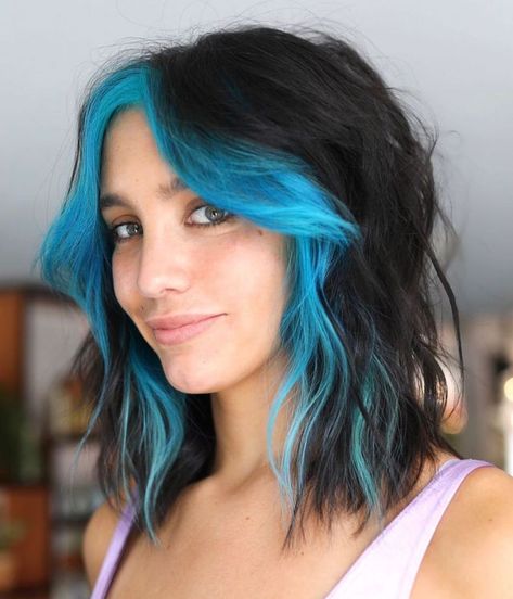 Wavy Long Bob with Blue Money Pieces Blue Hair Highlights, Face Framing Hair, Rambut Brunette, Hair Color Underneath, Peekaboo Hair, Hair Color Streaks, Money Piece, Hair Streaks, Bright Hair