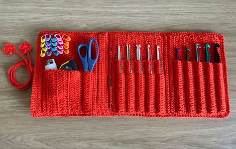 Diy Crochet Hook Case, Crochet Hook Case Free Pattern, Crochet Hook Case Pattern, Crochet Needle Case, Crochet Tips And Tricks, Crochet Hook Storage, Diy Crochet Hook, Crochet Hook Organizer, Crochet Hook Holder