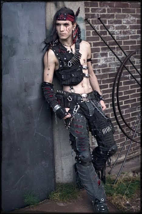 Q10 Estilo Burning Man, Post Apocalyptic Outfit, Apocalypse Fashion, Post Apocalyptic Costume, Dystopian Fashion, Dark Circus, Film Trailer, Goth Guys, Post Apocalyptic Fashion