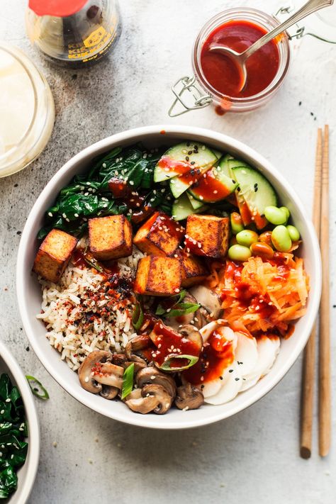 Vegan bibimbap - Lazy Cat Kitchen Vegan Korean Food, Koreansk Mad, Vegan Bibimbap, Vegan Lifestyle, Vegan Dinners, Healthy Baking, Korean Food, Easy Vegan, A Bowl