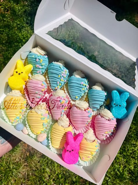 Easter Themed Strawberries, Easter Berries Chocolate Covered, Chocolate Covered Treat Box Ideas, Easter Sweet Treat Box Ideas, Easter Small Business Ideas, Easter Bakes To Sell, Easter Covered Strawberries, Easter Treats Ideas To Sell, Easter Bakery Treats