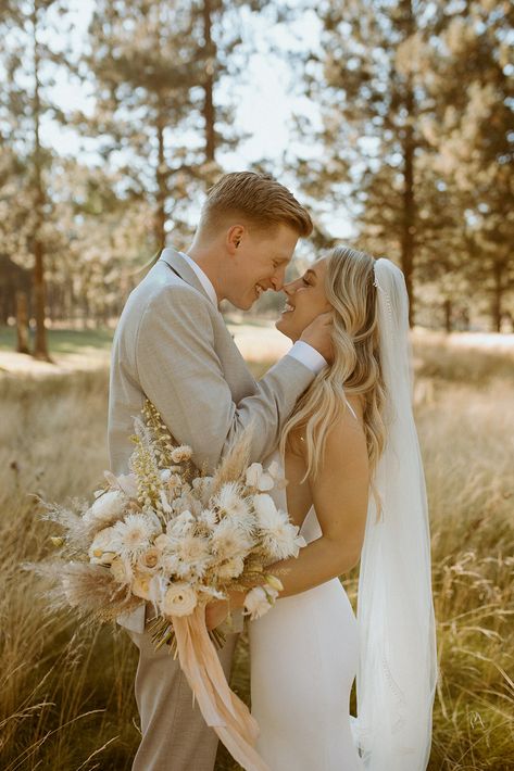 Classic Wedding Photo Poses, Fun Bride And Groom Pictures, Wedding Poses For Bride And Groom Unique, Bridals Photo Ideas, Light And Airy Wedding Photography, Wedding Photo Outdoor, Small Bridal Party Photos, Airy Wedding Photography, Summer Wedding Photography