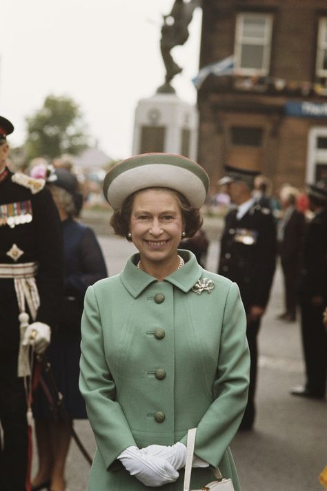 Norman Hartnell, Elizabeth Windsor, Freddie Fox, Rainha Elizabeth Ii, Floral Tea Dress, Reine Elizabeth Ii, Reine Elizabeth, Style Royal, Colorful Skirts