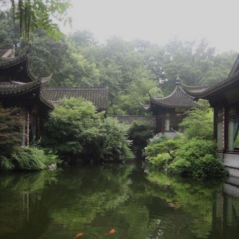 Japan Architecture, Chinese Aesthetic, Asian Architecture, Dark Green Aesthetic, Pretty Landscapes, Japan Aesthetic, Aesthetic Japan, Japanese Aesthetic, Life Is Strange