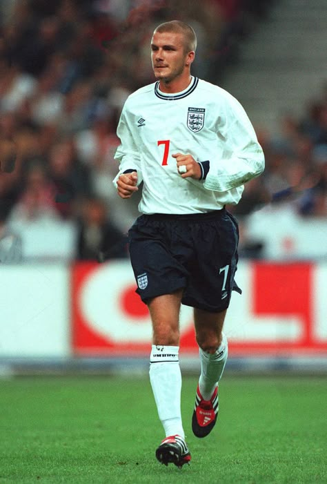 David Beckham - England David Beckham Aesthetic, David Beckham Jersey, David Beckham England, David Beckham Wallpaper, Paper Mache Vases, Beckham Manchester United, David Beckham Soccer, Football Kit Design, Football Aesthetics