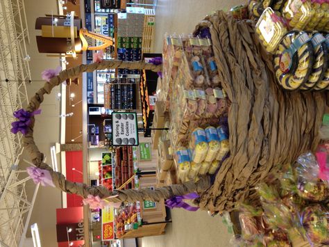 Giant handmade Easter basket for display. #TroyMiller #workofart Giant Egg Easter Basket, Diy Giant Easter Eggs, Giant Easter Basket Diy, Easter Pinup, Outdoor Easter Decorations Diy, Giant Easter Basket, Easter Yard Art, Wooden Easter Basket, Easter Carnival