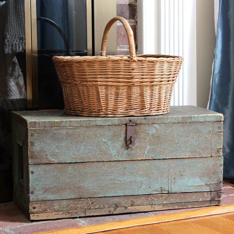 Vintage Picnic Basket Decor, Cabin Coffee, Vintage Crates, Plant Diy, Bee Theme Party, Vintage Picnic Basket, Arizona Landscape, Vintage Thermos, Basket And Crate