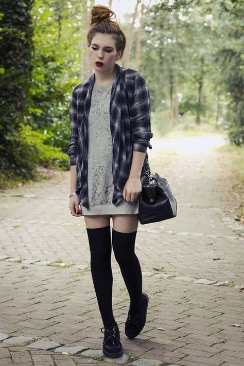 Alternative style. Winter Hipster, High Socks Outfits, Look Grunge, Stylish Fall Outfits, Sock Outfits, Look Rock, Fashion Male, Alternative Style, Over The Knee Socks