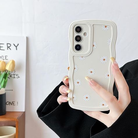 【Unique Design】:The back of this phone case is printed with a beautiful daisy pattern, the phone case border is not the past straight edge or round edge border, but using the curly wave border, which makes your phone more stylish. Clear Phone Case Design, Telephone Cases, Daisy Phone Case, Capas Samsung, Samsung Galaxy A14, Bling Phone Cases, Produk Apple, Samsung Galaxy Phones, Girly Phone Cases