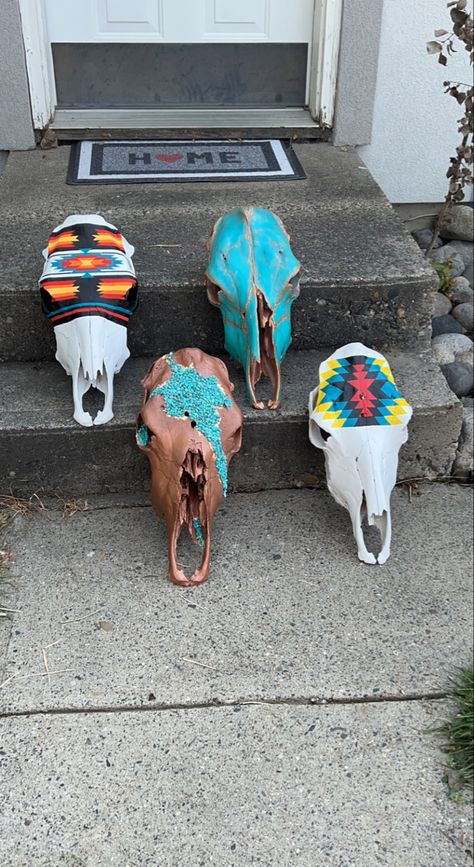 Cow Sculls Art, Hand Painted Cow Skull, Painted Horse Skull, Painted Cow Skulls No Horns, Diy Cow Skull Ideas, Painted Cow Skull Ideas, Cow Skull Painting Ideas, Decorated Cow Skulls, Cow Skull Painting