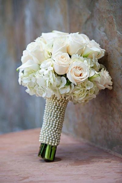 Flowers And Pearls, Wedding Bouquets Bride, White Wedding Flowers, Diy Wedding Flowers, Pearl Wedding, Bride Bouquets, Flower Bouquet Wedding, Beautiful Bouquet, Wedding Flower