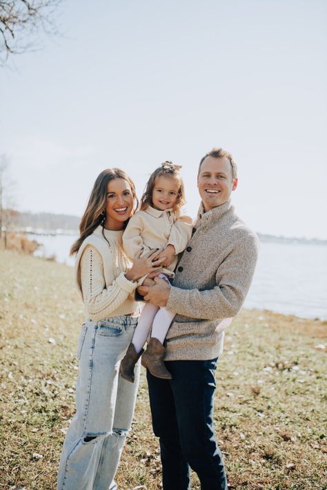 Family Winter Portraits, Family Photo Pictures, Woodsy Family Photoshoot Outfits, Holiday Photo Outfits Couple, Jeans Photoshoot Ideas Family, Family Christmas Pictures Jeans, Family Family Picture Outfits, Formal Family Outfits, Christmas Card Photo Ideas Family Pjs